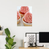 Eine süße Leckerei Kuchen mit rosa Zuckerguss Poster (Heimbüro)