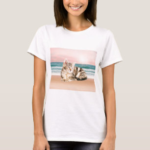 Eine süßere gestreifte Katze sitzt am Strand bei S T-Shirt