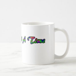 Eine Tagesauf einmal Tasse - Regenbogenbuchstaben