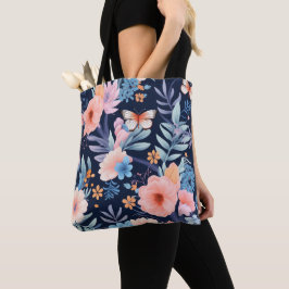 Eine Tasche mit schwarzen Trageriemen zeigt ein le