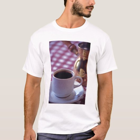 Eine Tasse arabischen Kaffee. Syrien. Die Mitte T-Shirt (Vorderseite)