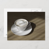 Eine Tasse Cappuccino Kaffee liegt auf einer Eiche Postkarte (Vorne/Hinten)