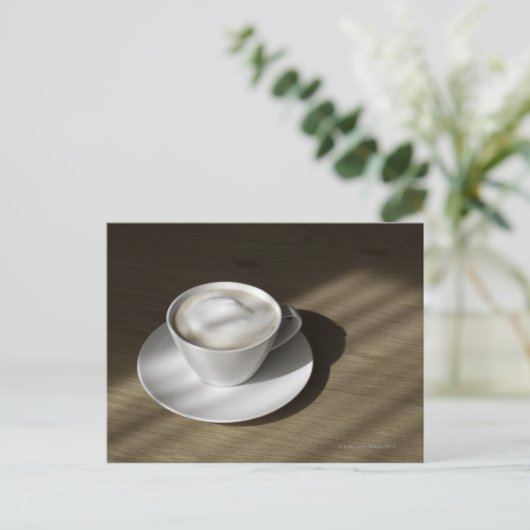 Eine Tasse Cappuccino Kaffee liegt auf einer Eiche Postkarte (Stehend Vorderseite)