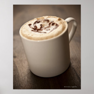 Eine Tasse Cappuccino mit geschmolzenem Kaffee Poster