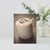 Eine Tasse Cappuccino mit geschmolzenem Kaffee Postkarte (Stehend Vorderseite)