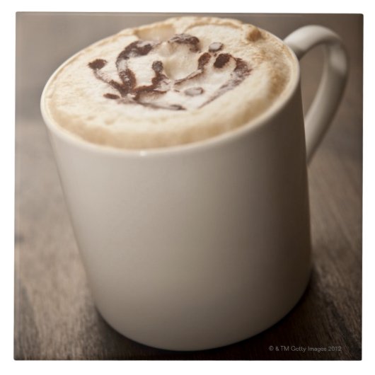 Eine Tasse Cappuccinokaffee überstieg mit Fliese (Vorderseite)