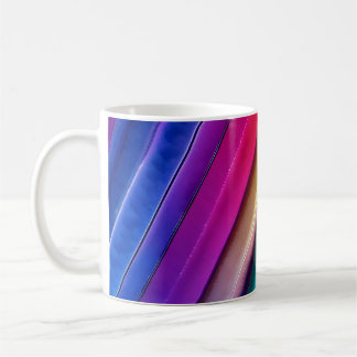Eine Tasse in kräftigen und fetten Farben