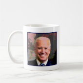 Eine Tasse Joe Kaffee-Tasse mit Bild von Joe Biden (Links)