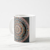 Eine Tasse mit ästhetischem Mandala-Design (Vorderseite Links)