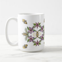 Eine Tasse mit Blume und Bienen, die sich perfekt 