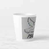 Eine Tasse mit Friedenstaube und Schrift (Vorderseite)