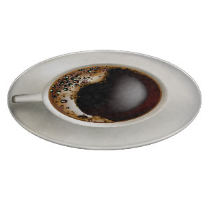 Eine Tasse schwarzen Kaffees Schneidebrett