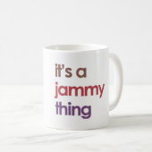 Eine Tasse Tee u. eine Scheibe von Bake® - Jammy (VorderseiteRechts)