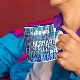 Eine Tasse voller blauer Namen