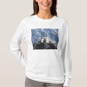Eine teilweise Ansicht der Raumfähre Atlantis T-Shirt