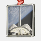 Eine teilweise Sicht auf das Space Shuttle Endeavo Silbernes Ornament (Links)