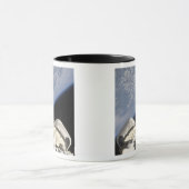 Eine teilweise Sicht auf das Space Shuttle Endeavo Tasse (Zentrum)