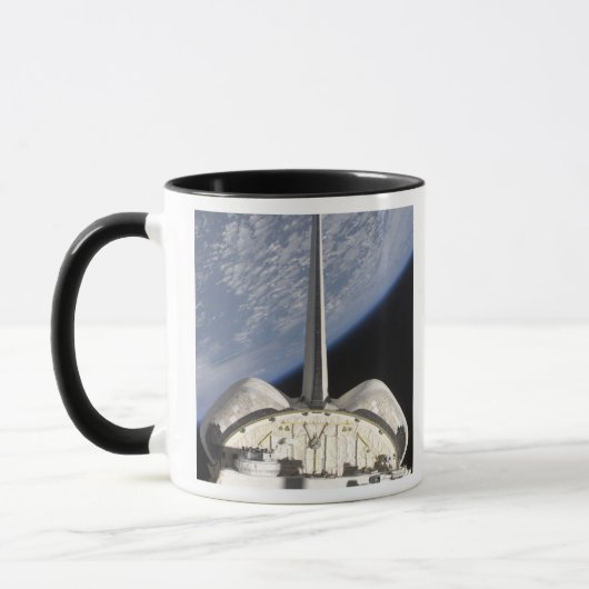 Eine teilweise Sicht auf das Space Shuttle Endeavo Tasse (Links)
