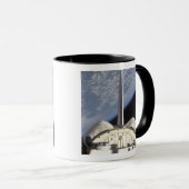 Eine teilweise Sicht auf das Space Shuttle Endeavo Tasse (VorderseiteRechts)