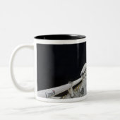 Eine teilweise Sicht auf den Space Shuttle Zweifarbige Tasse (Links)
