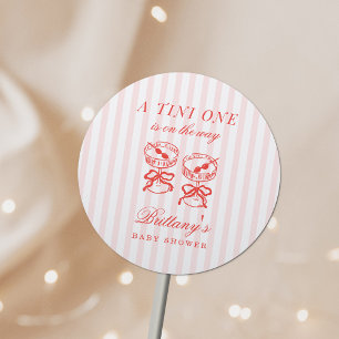 Eine Tini ist auf dem Weg Baby Shower Runder Aufkleber