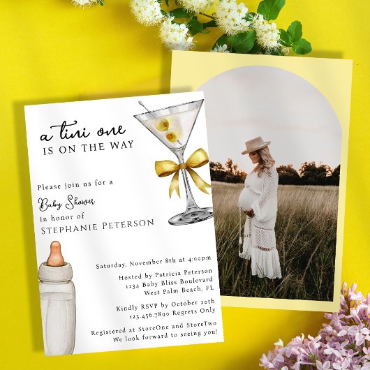 Eine Tini-One-Foto-Yellow Bow Martini-Babydusche Einladung