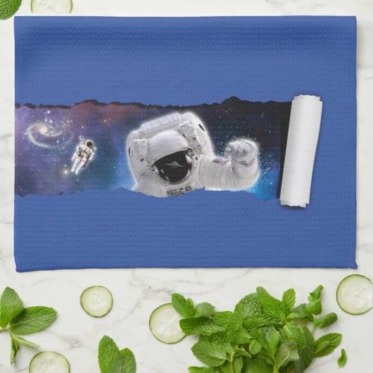 Eine Träne im Weltraum - Begegnung der Astronauten Geschirrtuch (Gefaltet)
