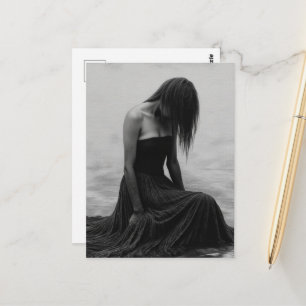 Eine traurige Frau im Wasser Schwarz-Weiß Postkarte