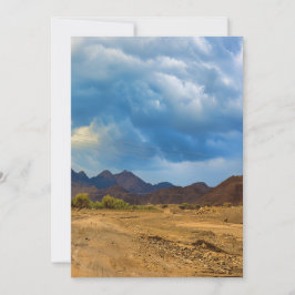 Eine trockene Landschaft unter einem dramatischen, Feiertagskarte