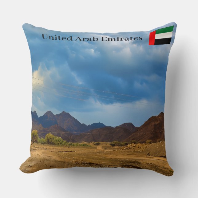 Eine trockene Landschaft unter einem dramatischen, Kissen (Vorderseite)