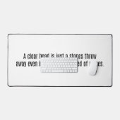 Eine übersichtliche Schreibtischmatte (Tastatur & Maus)