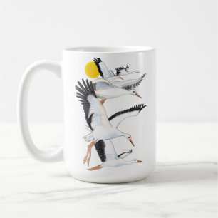 Eine Uhr weißer Storchen, die über die Sonnenstrah Kaffeetasse