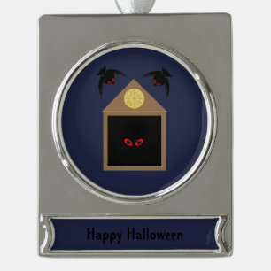 Eine Unfreundlichkeit von Ravens Halloween Banner-Ornament Silber