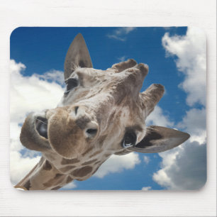 Eine unverschämte Giraffe mit Haltung Mousepad