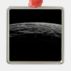 Eine unwirkliche Landschaft des Saturns Mond Silbernes Ornament