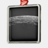 Eine unwirkliche Landschaft des Saturns Mond Silbernes Ornament (Links)