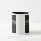 Eine unwirkliche Landschaft des Saturns Mond Tasse (Zentrum)