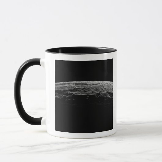 Eine unwirkliche Landschaft des Saturns Mond Tasse (Links)