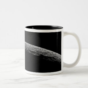 Eine unwirkliche Landschaft des Saturns Mond Zweifarbige Tasse