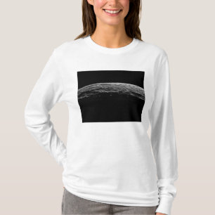 Eine unwirkliche Landschaft von Saturns Mond T-Shirt