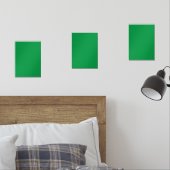 Eine üppige grüne Kulisse mit weißem, quadratische Bilderwand Sets (Schlafzimmer)