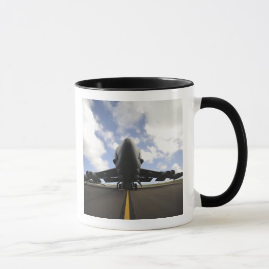 Eine US-Crew zur Aufrechterhaltung der Luftwaffe Tasse (Rechts)