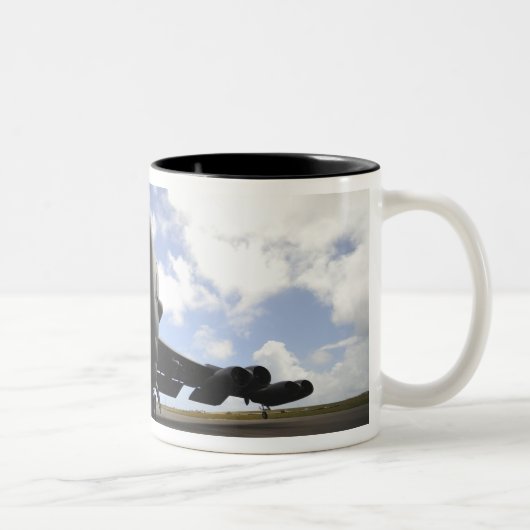 Eine US-Crew zur Aufrechterhaltung der Luftwaffe Zweifarbige Tasse (Rechts)