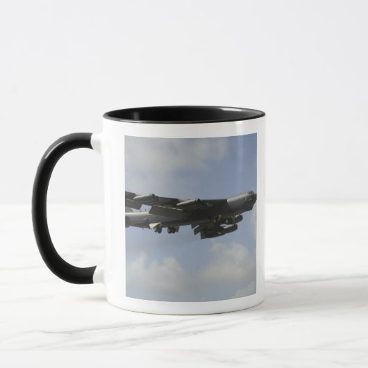 Eine US-Luftwaffe B-52 Stratofestung im Flugzeug Tasse (Links)