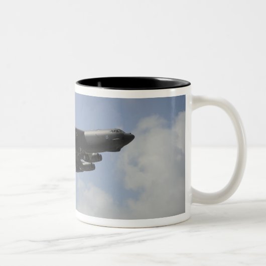 Eine US-Luftwaffe B-52 Stratofestung im Flugzeug Zweifarbige Tasse (Rechts)