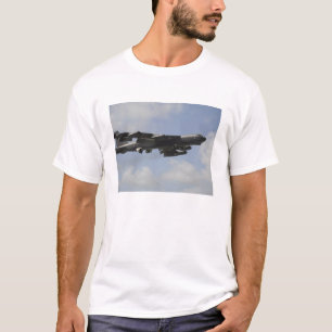 Eine US-Luftwaffe B-52 Stratofortress im Flug T-Shirt
