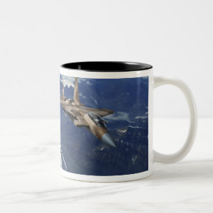 Eine US-Luftwaffe F-15C Eagle, das sich in Zweifarbige Tasse