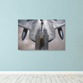 Eine US-Luftwaffe F-22 Raptor wird betankt Leinwanddruck (Insitu (Holzboden))