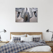 Eine US-Luftwaffe F-22 Raptor wird betankt Leinwanddruck (Insitu (Schlafzimmer))