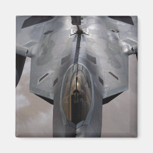 Eine US-Luftwaffe F-22 Raptor wird betankt Magnet